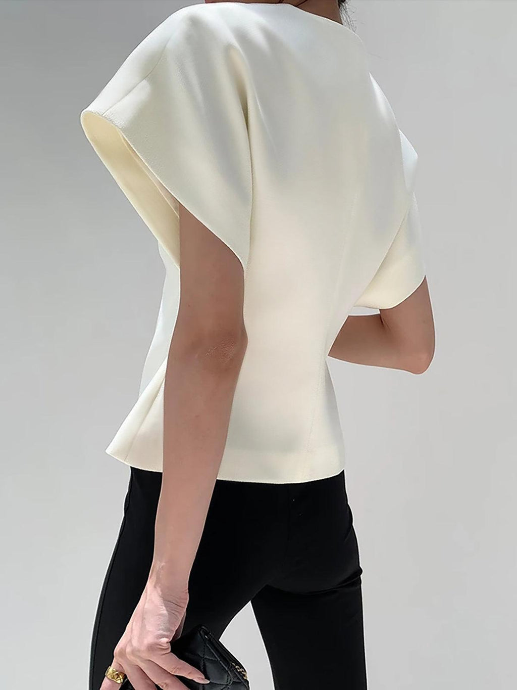 Minimal Altın Detaylı Kolsuz Bluz