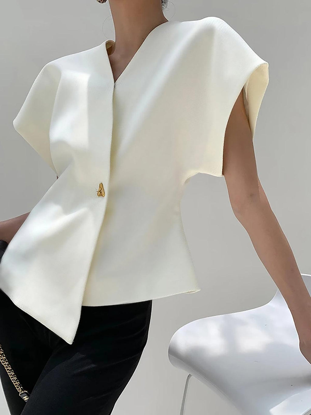 Minimal Altın Detaylı Kolsuz Bluz