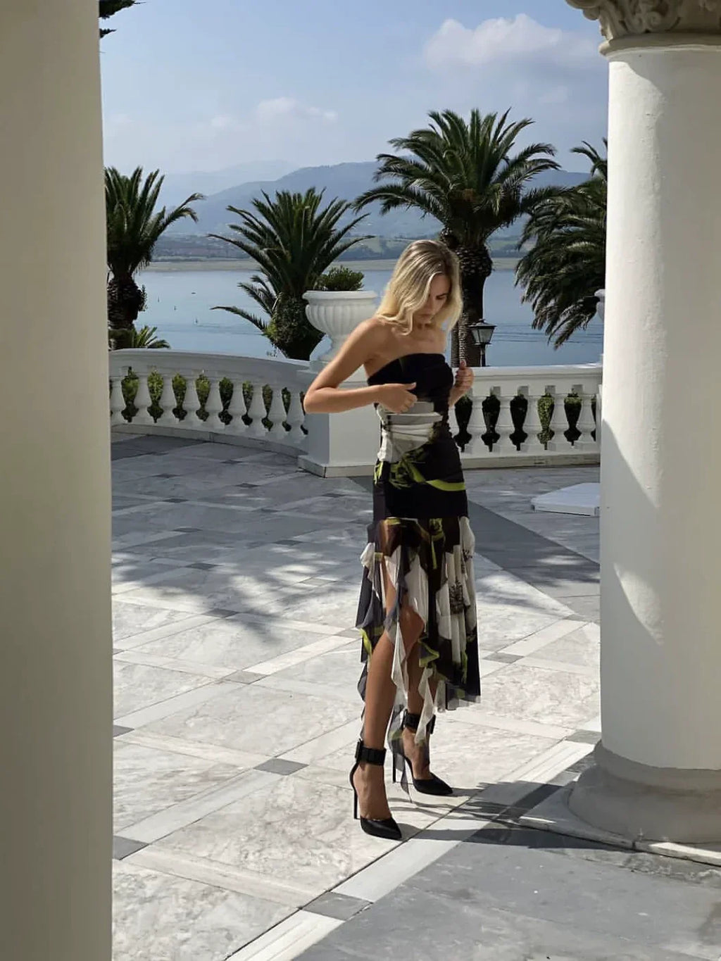 Aneesa Çiçekli Straplez Midi Elbise