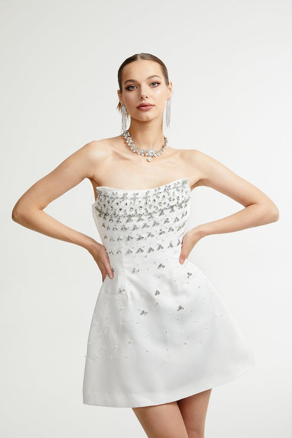 Radiance Elegance Beyaz Taş İşlemeli Straplez Mini Elbise